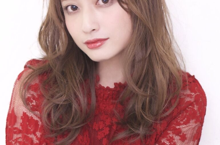 大人かわいい ビタミンカラーフェザーバングくびれミディパーマ