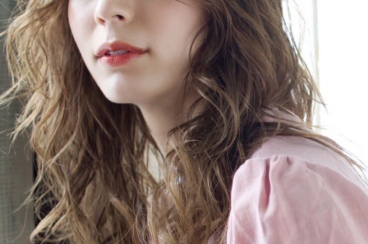 大人かわいい メルティーカラーフェザーバングくびれミディパーマ