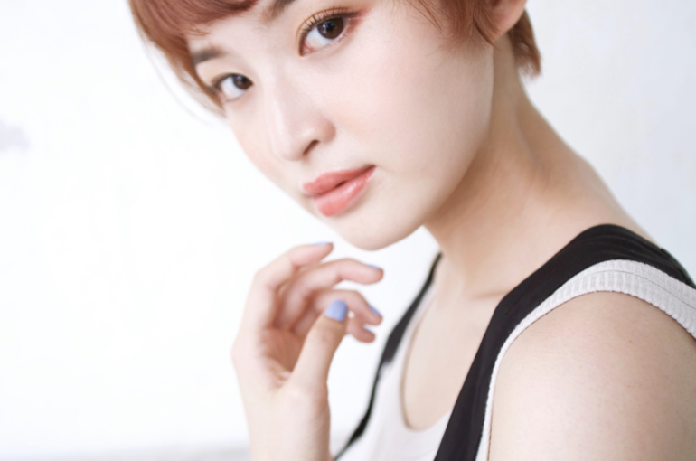 大人可愛い 20代30代40代小顔ワンサイドショートボブ 丸み前