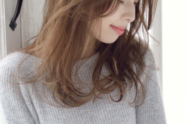 美肌に見えるマロンベージュ 無造作ウェーブロング